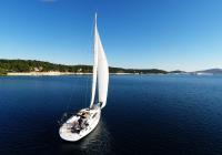 bateau à voile voilier voiles dans la baie de mer Croatie surciel bleu bateau à voile voile